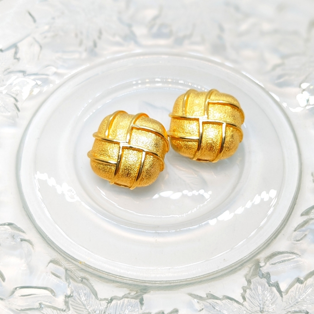 🔴 3/$25 80s Vintage gold dome square clip on earrings
